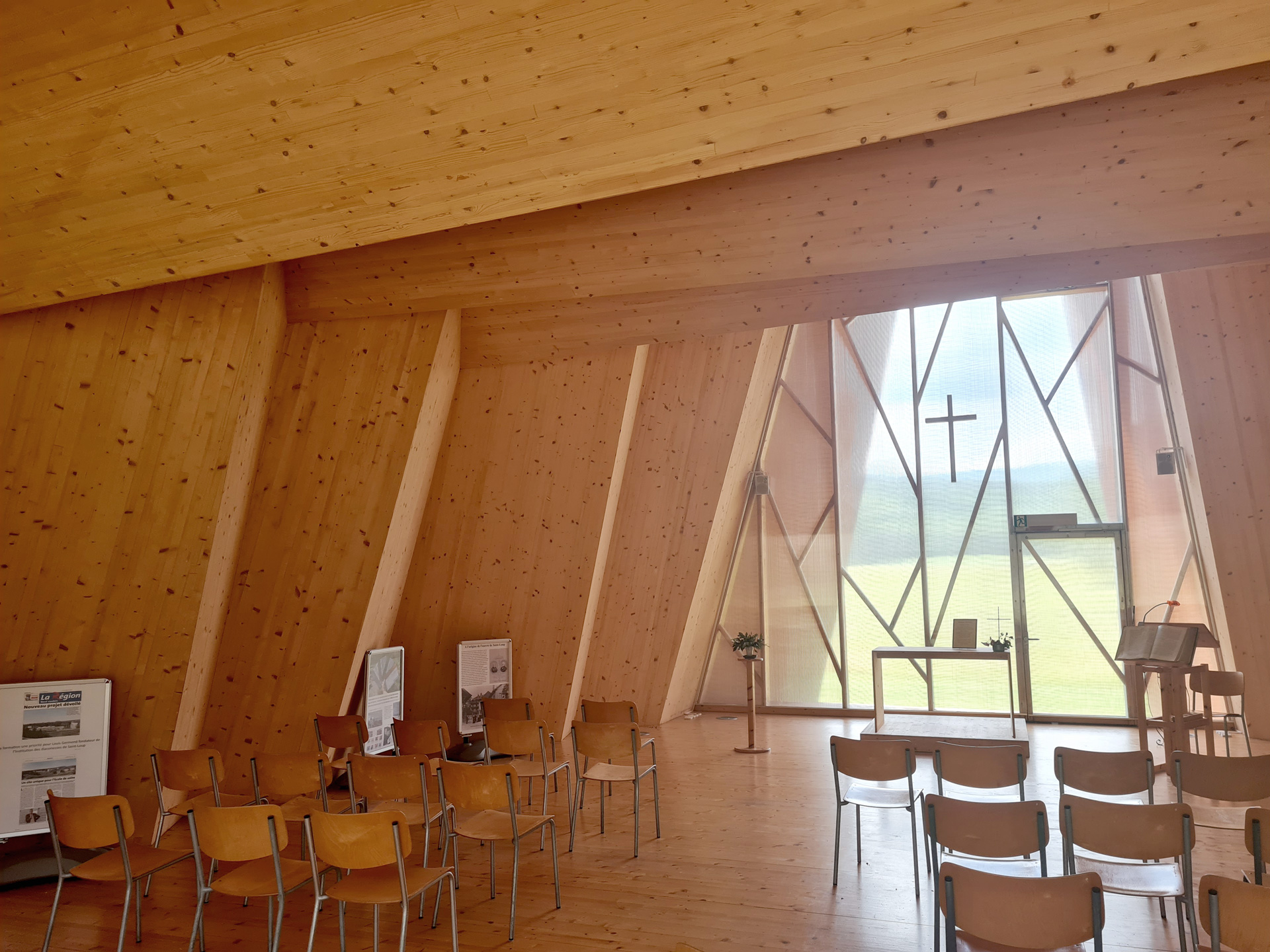 Intérieur de la chapelle origami à Saint-Loup, Suisse